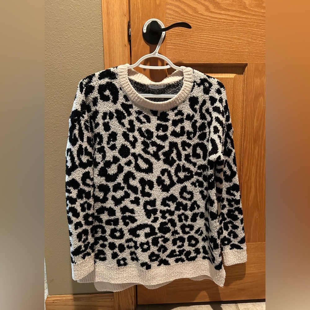 Staccato Cozy Crewneck Cheetah Print Sweater with side slits, S